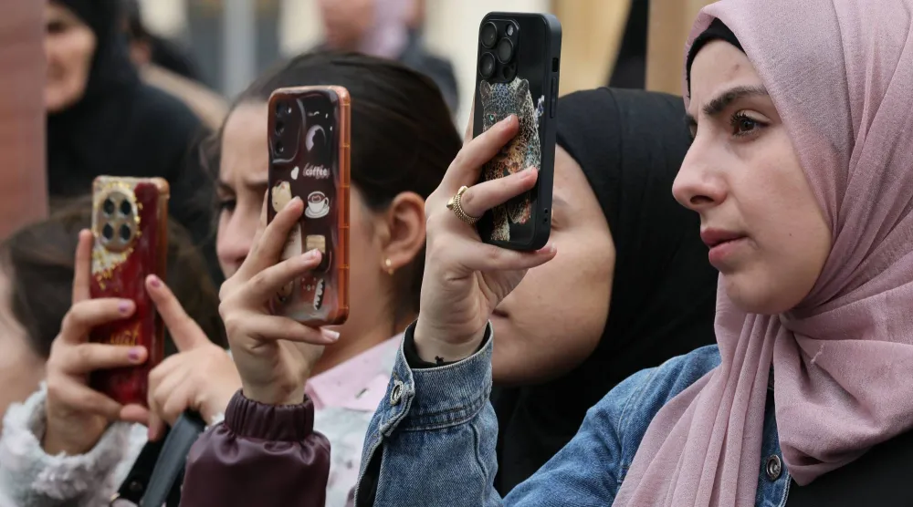 عائلات الموقوفين اللبنانيين خلال اعتصام أمام السراي الحكومي في وسط بيروت للمطالبة بالإفراج عن السجناء (إ.ب.أ)