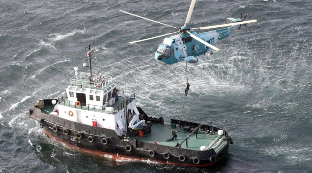 مروحية إيرانية من طراز «إس إتش - 3 سي كينغ» تحلق فوق سفينة خلال مناورات مشتركة مع روسيا والصين في خليج عمان العام الماضي (أرشيفية - إرنا)