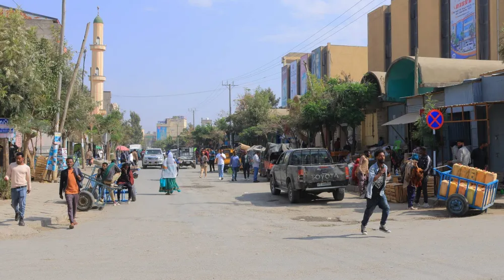 يسير السكان المحليون في أحد الشوارع وسط تزايد المخاوف من احتمال تجدد القتال بين القوات الفيدرالية والإقليمية في ميكيلي بمنطقة تيغراي شمال إثيوبيا (أ.ب)