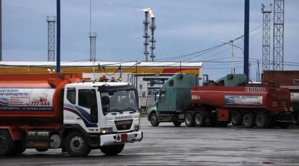 شاحنات صهاريج البنزين خارج مصنع لتكرير النفط في روسيا (رويترز)