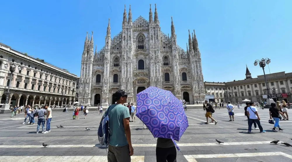 أكدت «ستاندرد آند بورز» تصنيفها الائتماني لإيطاليا بثلاث درجات أعلى من تصنيف غير مشجع على الاستثمار (رويترز)