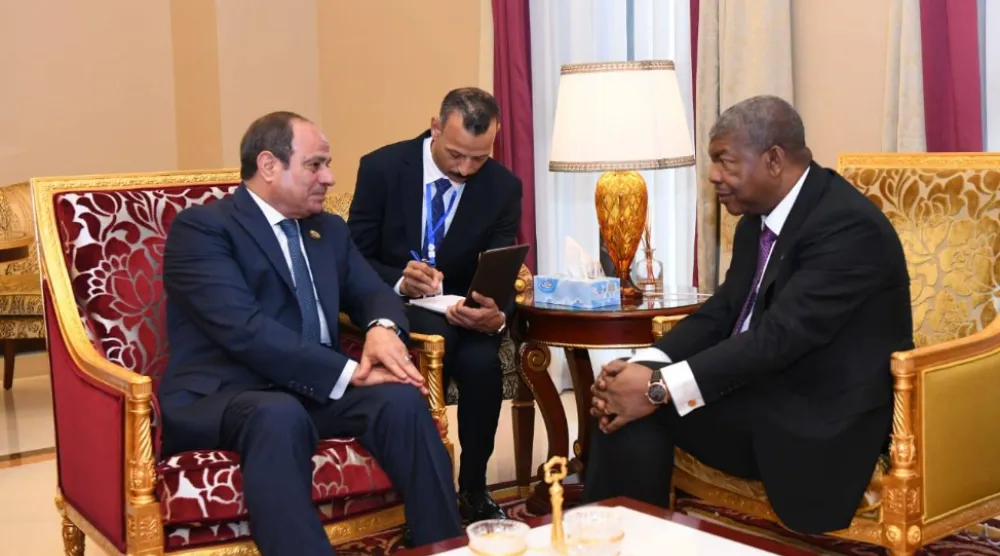 الرئيس المصري خلال لقائه نظيره الأنغولي في غينيا يوليو الماضي (الرئاسة المصرية)