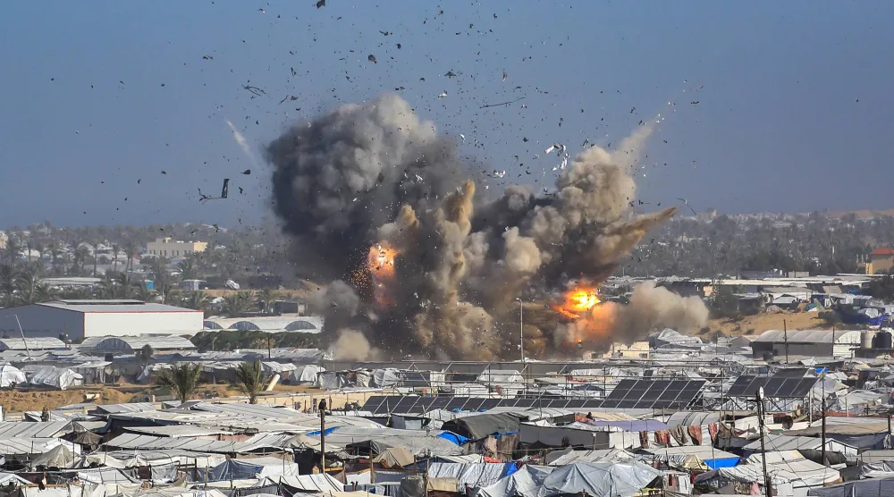 انفجار وتطاير للشظايا جرّاء قصف إسرائيلي على خان يونس في قطاع غزة (إ.ب.أ)