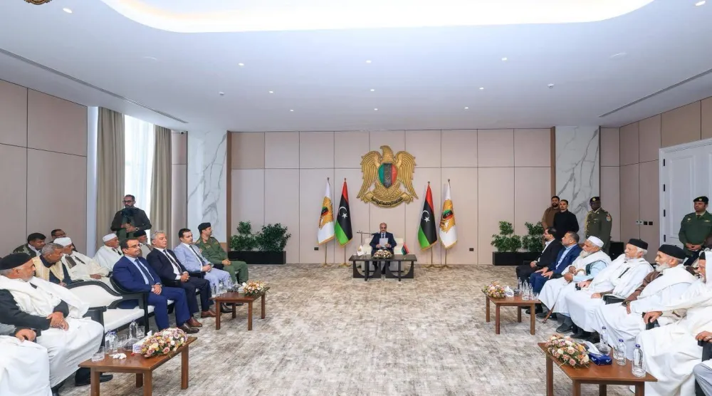 حفتر خلال لقاء مع قيادات قبلية من المنطقة الغربية بليبيا في نوفمبر الماضي (القيادة العامة)