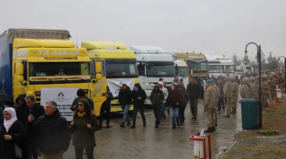 قافلة مساعدات كانت متّجهة من تركيا إلى كوباني (عين العرب) في شمال سوريا (منصة «دياربكر للتضامن والحماية» عبر «إكس»)