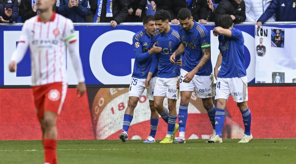 فرحة لاعبي ريال أوفييدو بالفوز على جيرونا (إ.ب.أ)