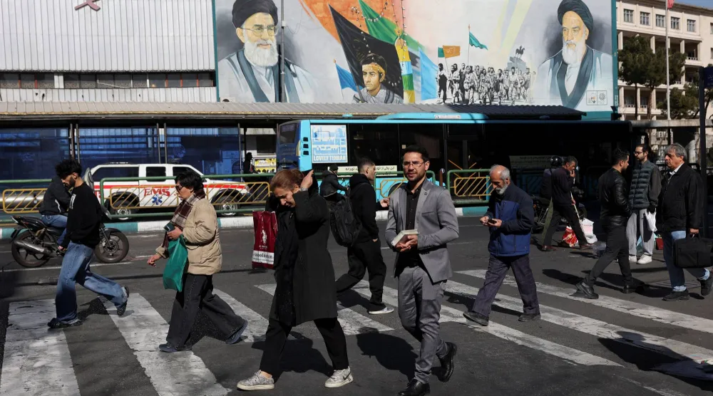 يسير أشخاص في أحد شوارع العاصمة طهران يوم 31 يناير 2026 (رويترز)