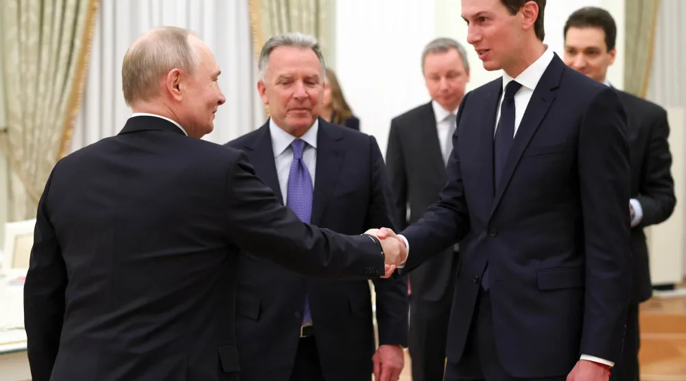 الرئيس الروسي فلاديمير بوتين يستقبل ستيف ويتكوف المبعوث الرئاسي الأميركي وجاريد كوشنر صهر الرئيس الأميركي دونالد ترمب خلال اجتماعهم في الكرملين بموسكو يوم 22 يناير 2026 (إ.ب.أ)