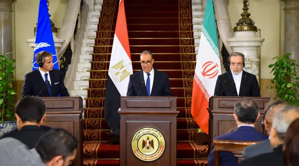 عبد العاطي وعراقجي وغروسي عقب التوقيع على «اتفاق القاهرة» في سبتمبر الماضي (الخارجية المصرية)