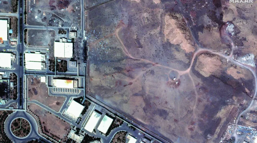 صورة من القمر الاصطناعي تُظهر حفراً في منشأة «نطنز» لتخصيب اليورانيوم عقب غارات جوية أميركية وسط الصراع الإيراني - الإسرائيلي (رويترز)