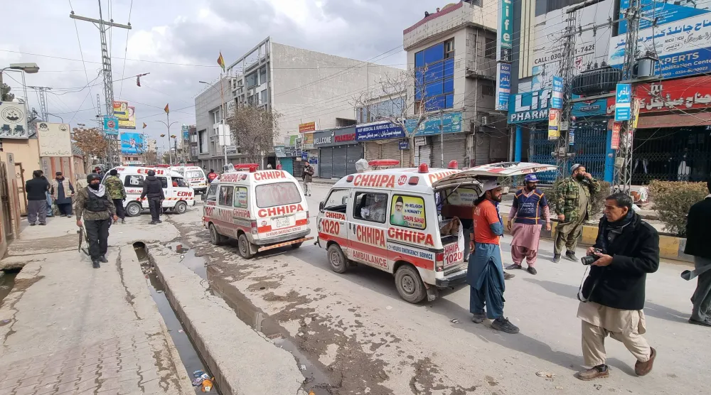 سيارات إسعاف تنقل الجرحى في إقليم كويتا (إ.ب.أ)