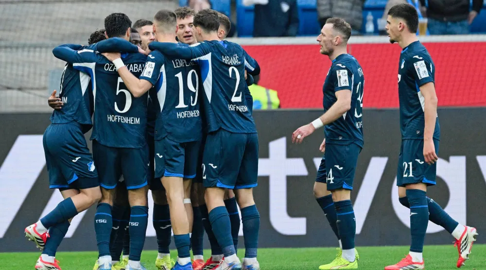 فرحة لاعبي هوفنهايم بالفوز القفز لوصافة «البوندسليغا» (د.ب.أ)