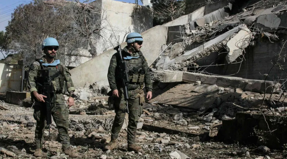 جنود يتبعون قوة «يونيفيل» يفحصون مبنى فجرته القوات الإسرائيلية في بلدة الخيام بجنوب لبنان (أ.ف.ب)