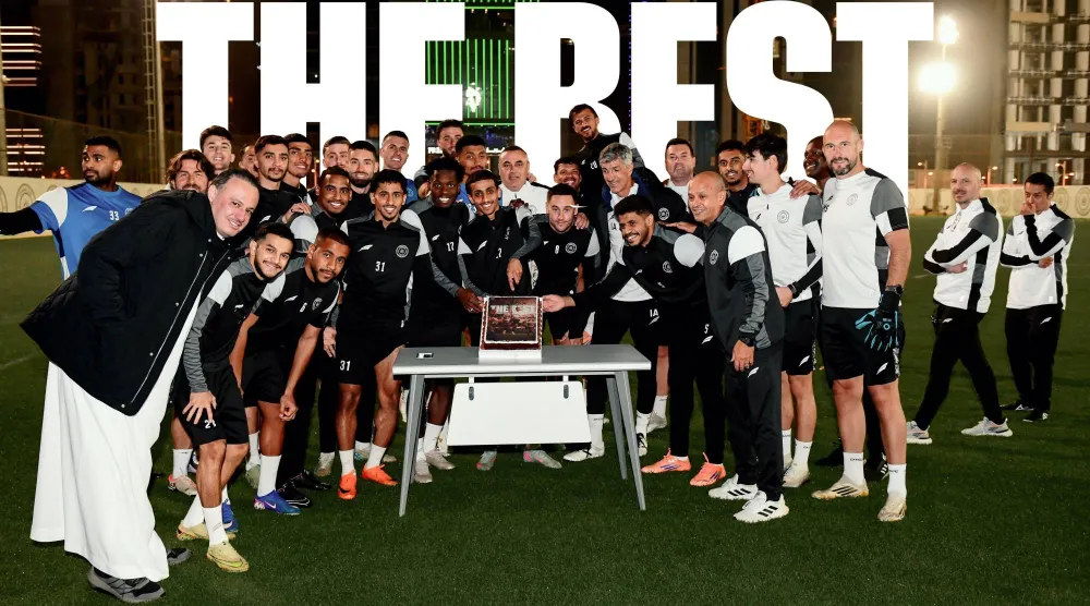 الشبابيون يحتفلون باللاعب همام الهمامي بعد حصوله على جائزة أفضل لاعب واعد في شهر يناير (موقع النادي)