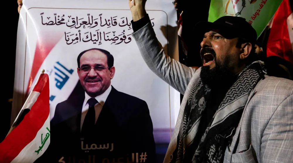 مؤيدون لنوري المالكي يتظاهرون قرب السفارة الأميركية في بغداد رفضاً لتهديد ترمب بوقف دعم العراق في حال عودته إلى السلطة (د.ب.أ)