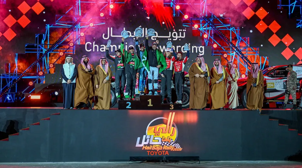 أمير حائل خلال مراسم تتويج الأبطال (الشرق الأوسط)