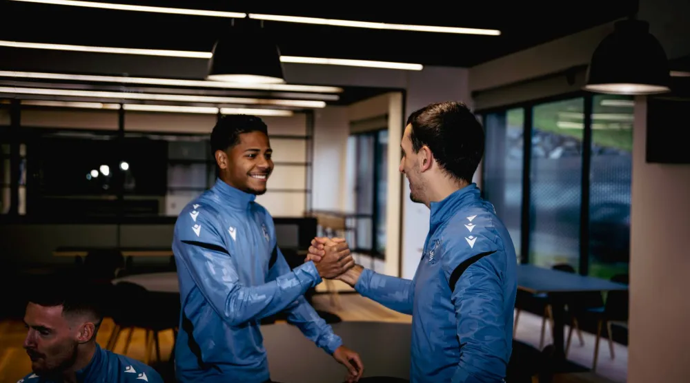 ويسلي لدى لقائه بلاعبي فريقه الجديد (موقع النادي)