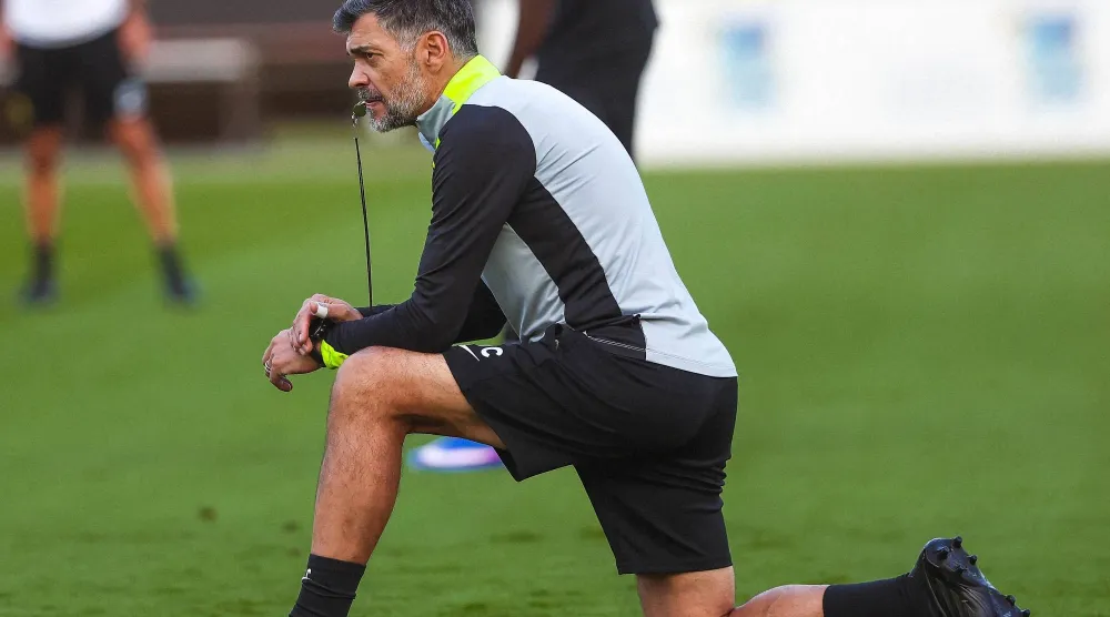 البرتغالي كونسيساو خلال إشرافه على تدريبات الاتحاد الأخيرة (موقع النادي)