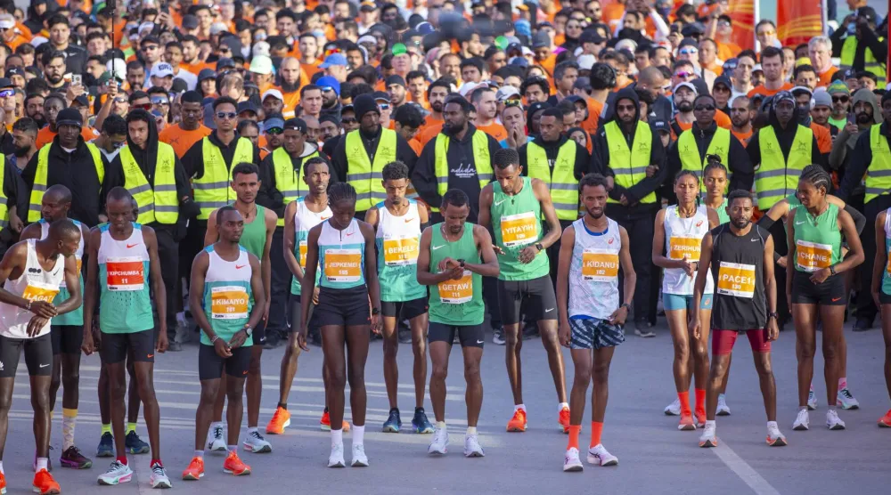 نخبة من العدائين العالميين يتأهبون للإنطلاق (تصوير: سعد الدوسري)