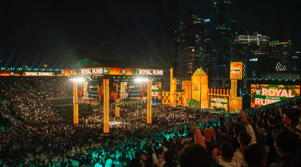 الآلاف شهدوا عرض المصارعة العالمي المثير على حلبة الرياض (الشرق الأوسط)