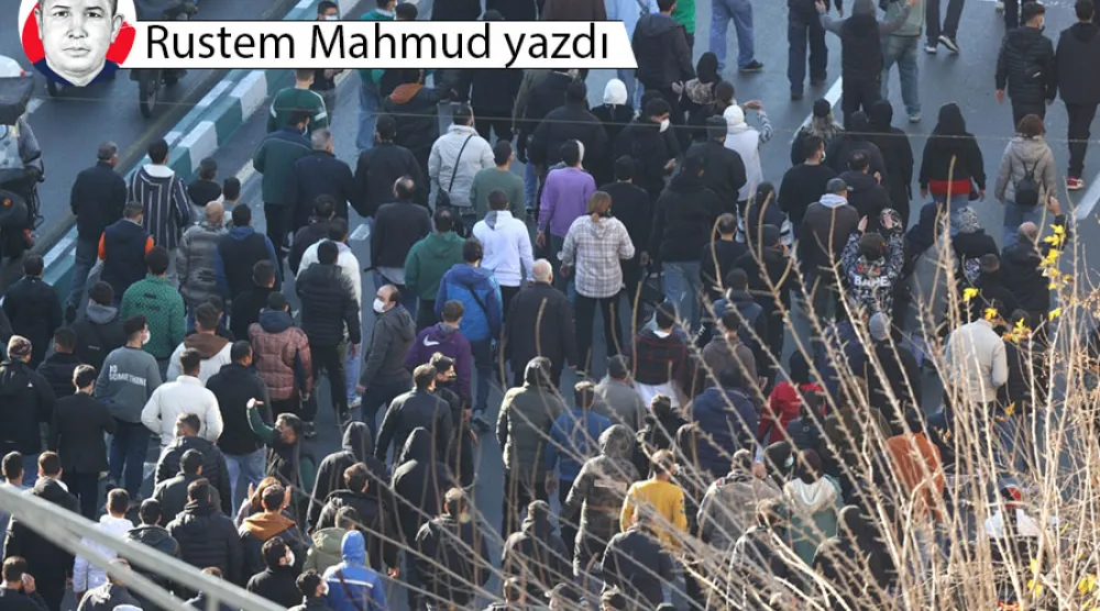 Tahran merkezinde protestocular, 29 Aralık 2025 (AP)