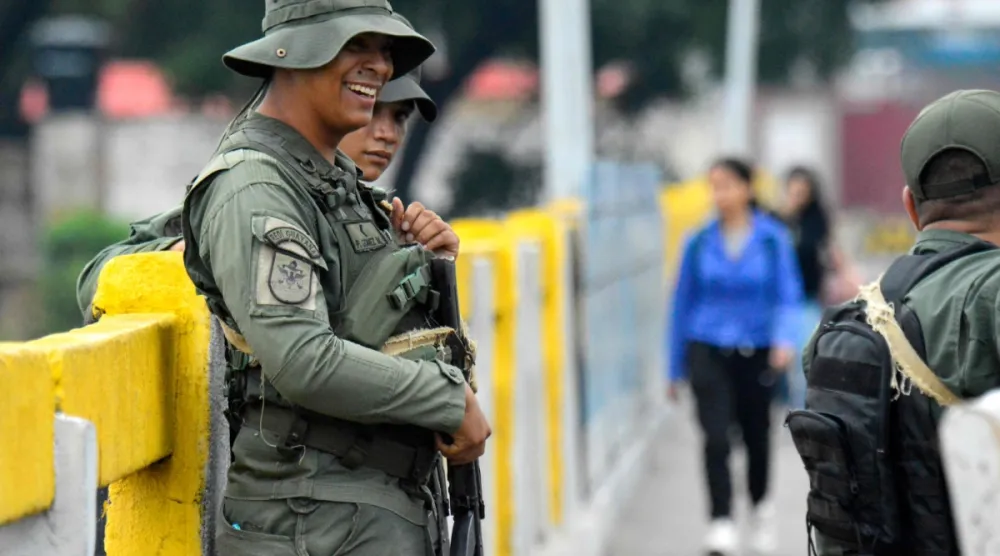 Kolombiya'nın Cúcuta kentinden Venazuela’ya geçişte Venezuela sınır kapısını koruyan askerler, 3 Ocak 2026 (AFP)
