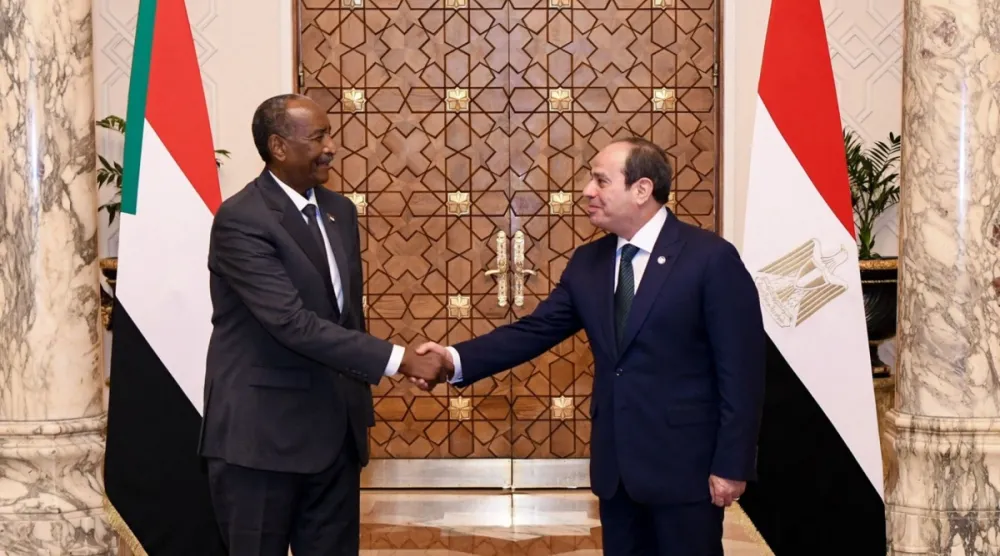 Mısır Cumhurbaşkanı Abdulfettah es-Sisi ve Sudan Egemenlik Konseyi Başkanı ve Ordu Komutanı Orgeneral Abdulfettah el-Burhan, Kahire’de bir araya geldi, 18 Aralık 2025 (AFP)