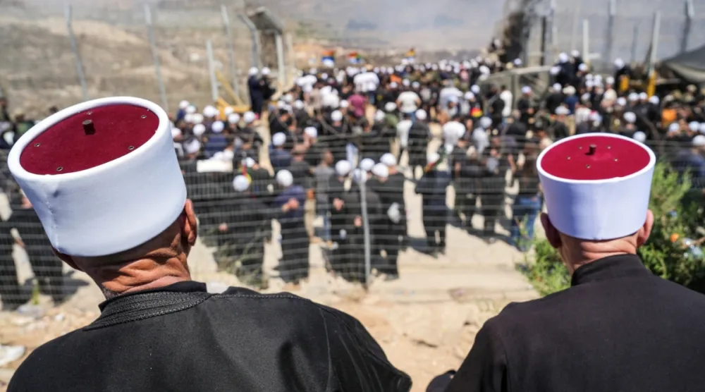 İsrail işgali altındaki Golan Tepeleri ile Suriye arasındaki ateşkes hattına yakın Mecdel Şems'te, İsrail ve Suriye sınırındaki Dürzi protestocular, 16 Temmuz 2025 (Reuters)