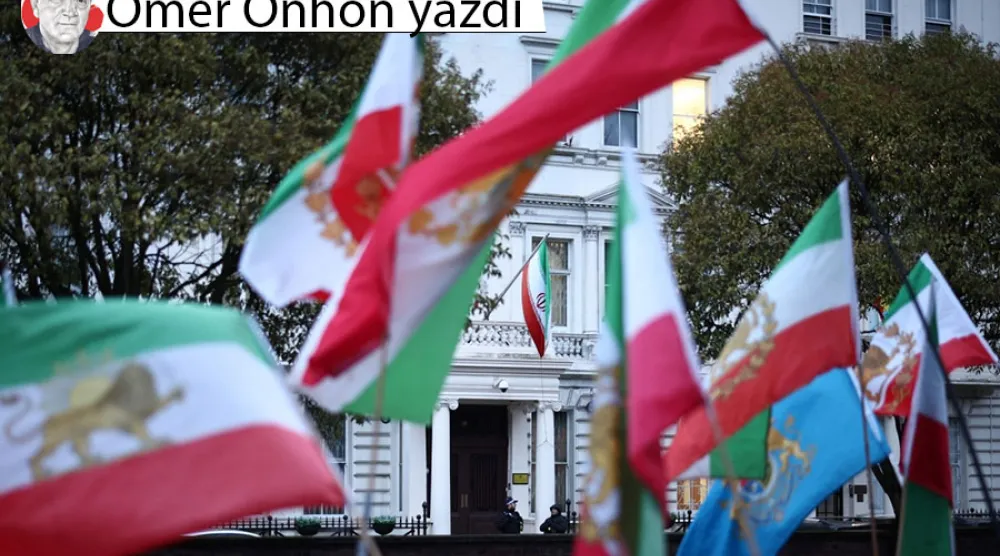 Londra'nın merkezindeki İran Büyükelçiliği önünde düzenlenen bir mitingde, rejim karşıtı protestocular, 1979 devriminden önce kullanılan aslan ve güneş amblemli İran bayrağını taşıyor, 9 Ocak 2026