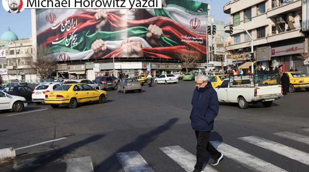 Tahran caddelerinden birinde yürüyen bir adam, 24 Ocak 2026 (Reuters)