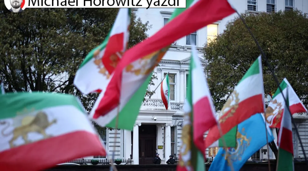  Rejim karşıtı protestocular, Londra'nın merkezindeki İran Büyükelçiliği önünde düzenlenen mitingde, 1979 devriminden önce kullanılan aslan ve güneş amblemli İran bayrağını taşıyor, 9 Ocak 2026 (AFP)