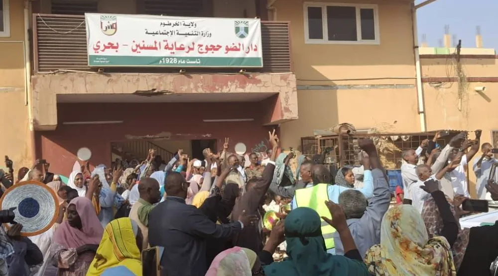 استقبل سكان الحي المسنّين العائدين للدار بحفاوة كبيرة (الشرق الأوسط)