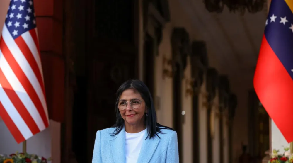 Delcy Rodriguez, yemin töreninde "ABD'de rehin tutulan iki kahramanımızın, Devlet Başkanımız Nicolas Maduro ve eşi Cilia Flores'in kaçırılmasından duyduğum üzüntüyle burada bulunuyorum" demişti (Reuters)