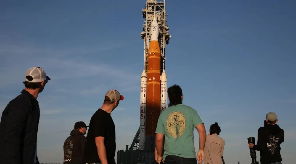 Artemis II Uzay Fırlatma Sistemi roketi ve Orion uzay aracı, Florida'daki Cape Canaveral'da yer alan Kennedy Uzay Merkezi'nde 25 Şubat 2026'daki gün batımında görülüyor. NASA yöneticisi Jared Isaacman, federal uzay ajansının 2028'de Ay'a inme planlarının devam ettiğini cuma günü söyledi (AFP)
