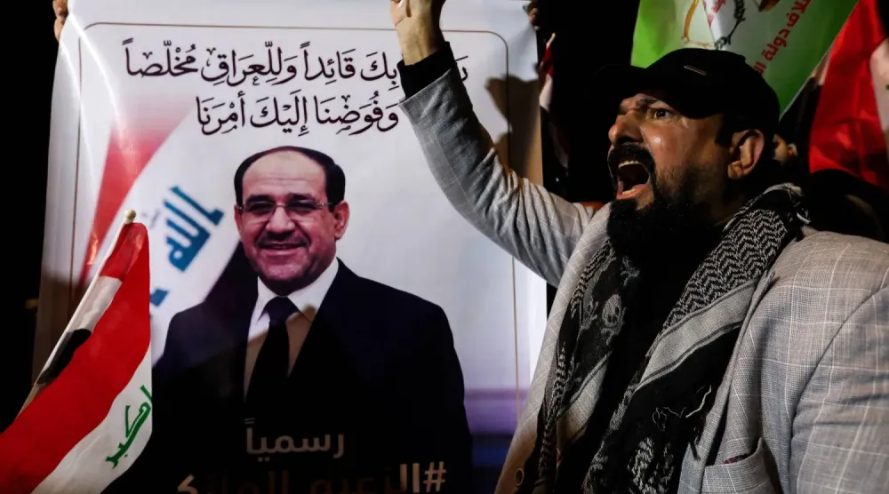 Nuri el-Maliki destekçileri, Trump'ın iktidara geri dönmesi halinde Irak'a desteği kesme tehdidini reddederek, Bağdat'taki ABD büyükelçiliği yakınlarında gösteri düzenledi (DPA)