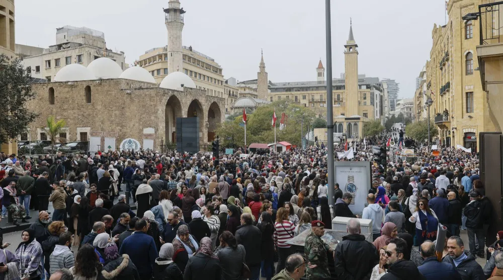 عسكريون متقاعدون وموظفون بالقطاع العام يشاركون في احتجاجات واسعة وسط بيروت بالتزامن مع مناقشة البرلمان لمشروع الموازنة الأسبوع الماضي (إ.ب.أ)