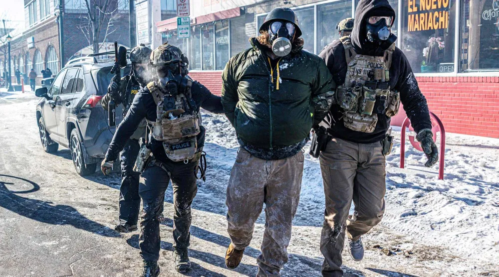 عناصر فيدرالية يعتقلون متظاهراً خلال احتجاج ضد سياسات إدارة الهجرة في مدينة مينيابوليس الأميركية (أ.ف.ب)