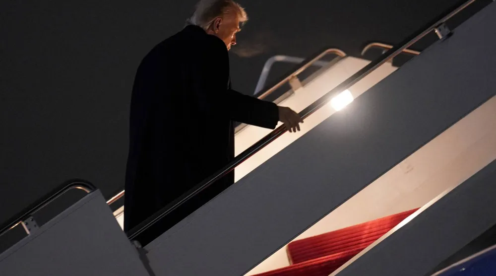  الرئيس الأميركي دونالد ترمب على متن الطائرة الرئاسية متجهاً إلى فلوريدا (رويترز)