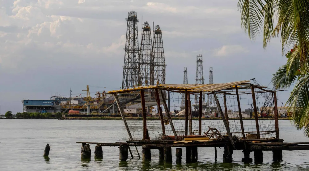 منصات نفطية في كابيمس جنوب بحيرة ماراكايبو بولاية زوليا في فنزويلا (أ.ف.ب)