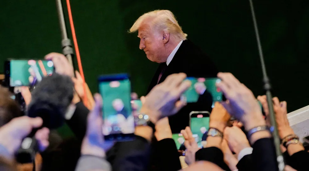 عدد من الصحافيين يلتقطون صوراً لترمب خلال الاجتماع السنوي للمنتدى الاقتصادي العالمي في دافوس (أ.ب)