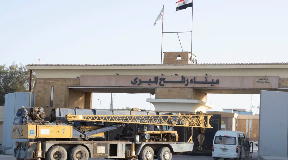 Bugün Mısır tarafından Refah sınır kapısından bir vinç geçiyor (AP).