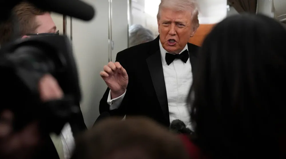 ترمب يتحدث إلى الصحافيين على متن طائرة الرئاسة خلال سفره من قاعدة أندروز بولاية ماريلاند إلى ويست بالم بيتش بولاية فلوريدا يوم السبت 31 يناير 2026 (أ.ب)