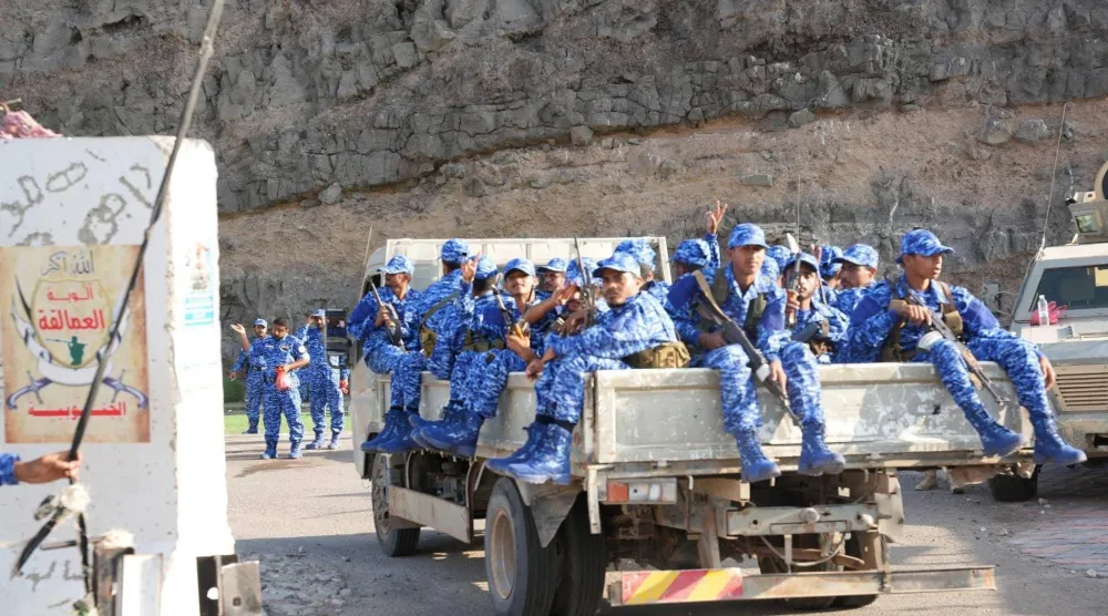 قوات حماية المنشآت تتسلم المعسكرات في مدينة عدن (إعلام حكومي)