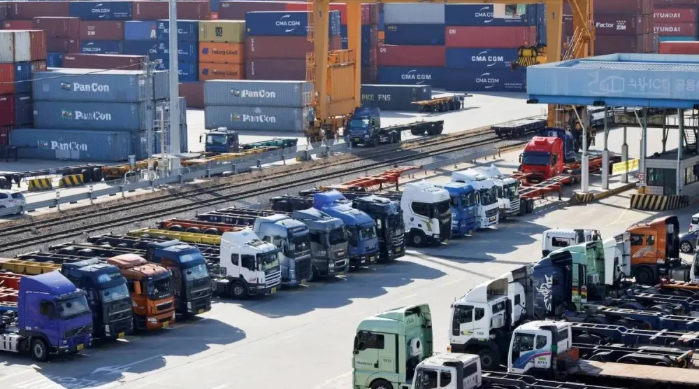 شاحنات متوقفة بمحطة الحاويات الداخلية في أويوانغ بكوريا الجنوبية (رويترز)