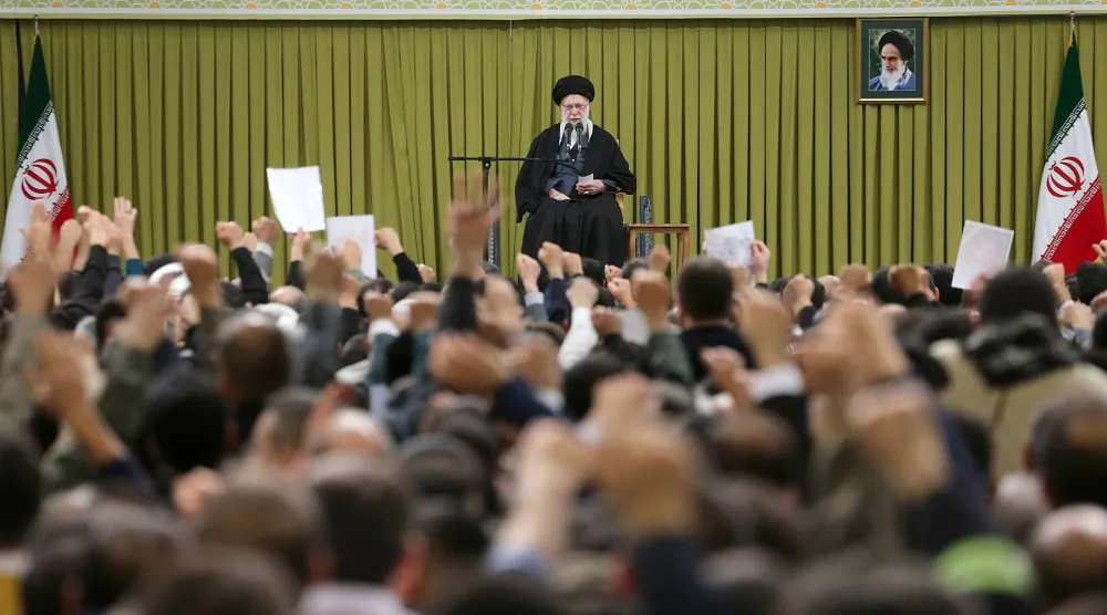صورة نشرها موقع المرشد الإيراني من خطابه أمام حشد من أنصاره في طهران (إ.ب.أ)
