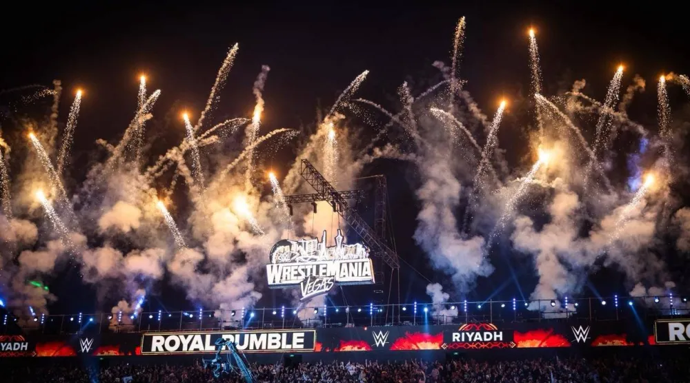 أبراج مركز الملك عبد الله المالي المقابلة للحلبة أُضيئت بعرض مبهر للألعاب النارية (الشرق الأوسط)