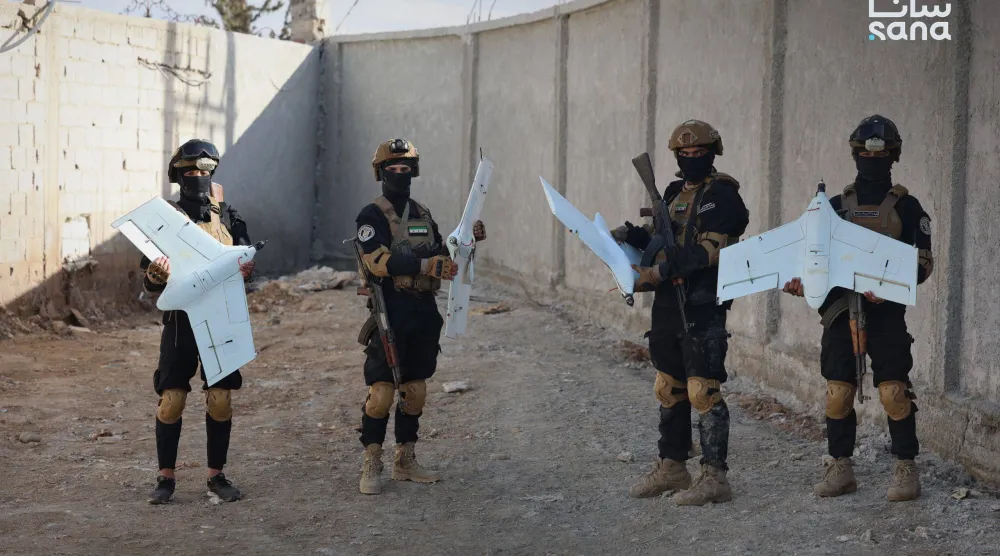 طائرات مسيرة لحزب الله في أيدي رجال الامن السوري خلال ضبط الخلية الارهابية المسؤولة عن استهداف حي المزة (سانا)