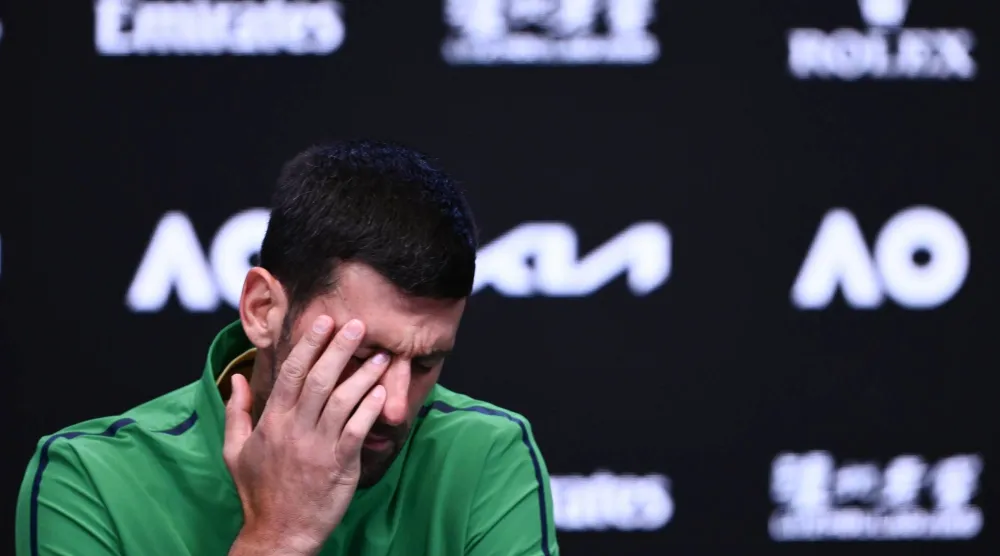 نوفاك ديوكوفيتش بدا حزيناً بسبب الخسارة (أ.ف.ب)