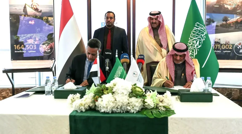 السفير محمد آل جابر المشرف العام على البرنامج السعودي لتنمية وإعمار اليمن مع حسام قايد المدير التنفيذي للصندوق الاجتماعي للتنمية (واس)