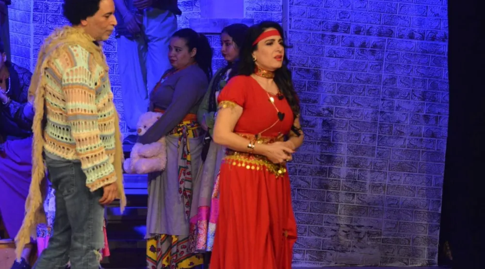 ميرنا وليد والمطرب مصطفى شوقي في أحد مشاهد المسرحية (وزارة الثقافة المصرية)